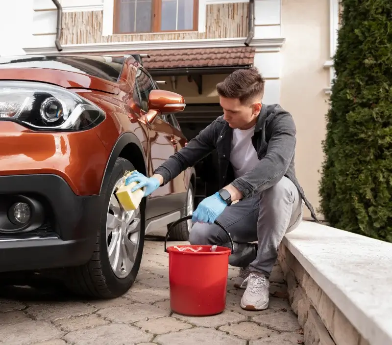 Lavage auto à domicile Réparsac : professionnel intervenant sur un véhicule